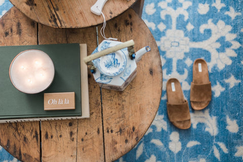 etúHOME Artful Traditionalist Rustic Carving Round Center Table