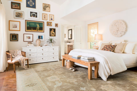 Artful Traditionalist Medallion Wool Area Rug - 8' x 10'