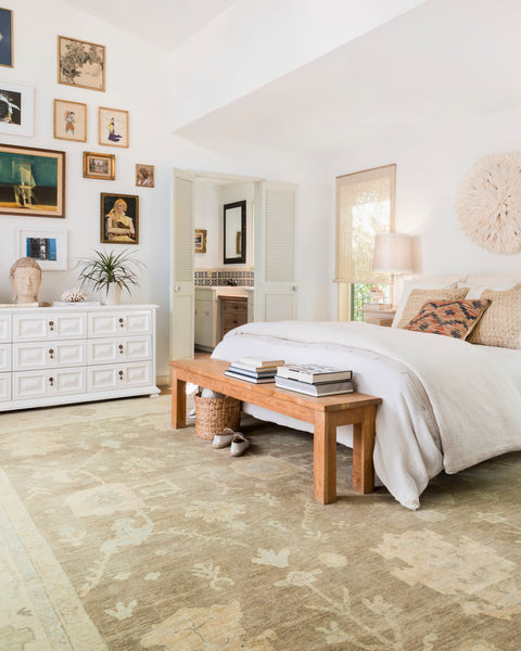 Artful Traditionalist Medallion Wool Area Rug - 8' x 10'