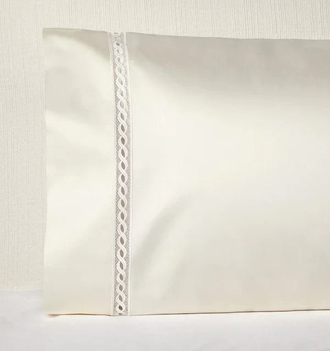 Traditional Lace Trim Sateen Pillowcase