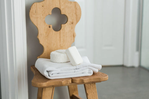 Artful Traditionalist Rustic Keyhole Back Pine Accent Chair